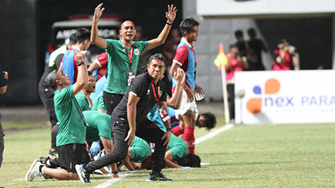 Huấn luyện viên Indonesia xin lỗi vì ứng xử thiếu văn minh của cổ động viên
